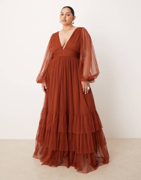 Lace & Beads Plus Bridesmaid – Madison – Rdzawa sukienka maxi z dekoltem w kształcie litery V i prześwitującymi rękawami typu dzwon - view 1