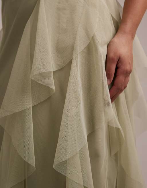 Lace & Beads Plus – Brudtärnor – Salviagrön maxiklänning med djup urringning och volanger i tyll, 3 av 5