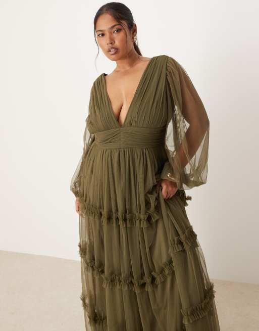 Lace & Beads Plus – Ciemnooliwkowa sukienka maxi z falbankami w stylu boho, 2 z 4