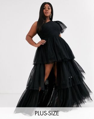 Lace & Beads - Plus - Lange tule jurk met een blote schouder en hoge split in zwart