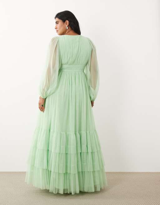 Lace & Beads Plus - Madison - Vestito lungo da damigella verde salvia chiaro con scollo profondo e maniche trasparenti, 3 di 4