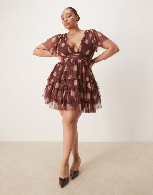 Lace & Beads Plus - Robe courte en tulle à pois avec col en V et volants étagés - Marron
