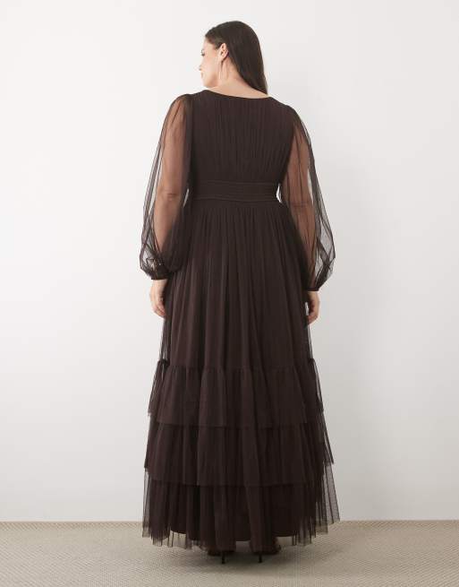 Lace & Beads Plus robe longue en tulle à manches transparentes, décolleté plongeant et volants, couleur chocolat, 3 de 4