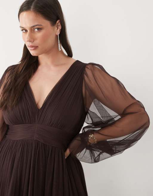 Lace & Beads Plus robe longue en tulle à manches transparentes, décolleté plongeant et volants, couleur chocolat, 4 de 4