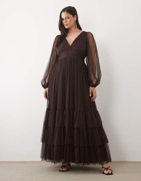 Lace & Beads Plus sukienka maxi z tiulu z przezroczystymi rękawami, głębokim dekoltem i warstwową spódnicą w kolorze czekoladowym - view 1