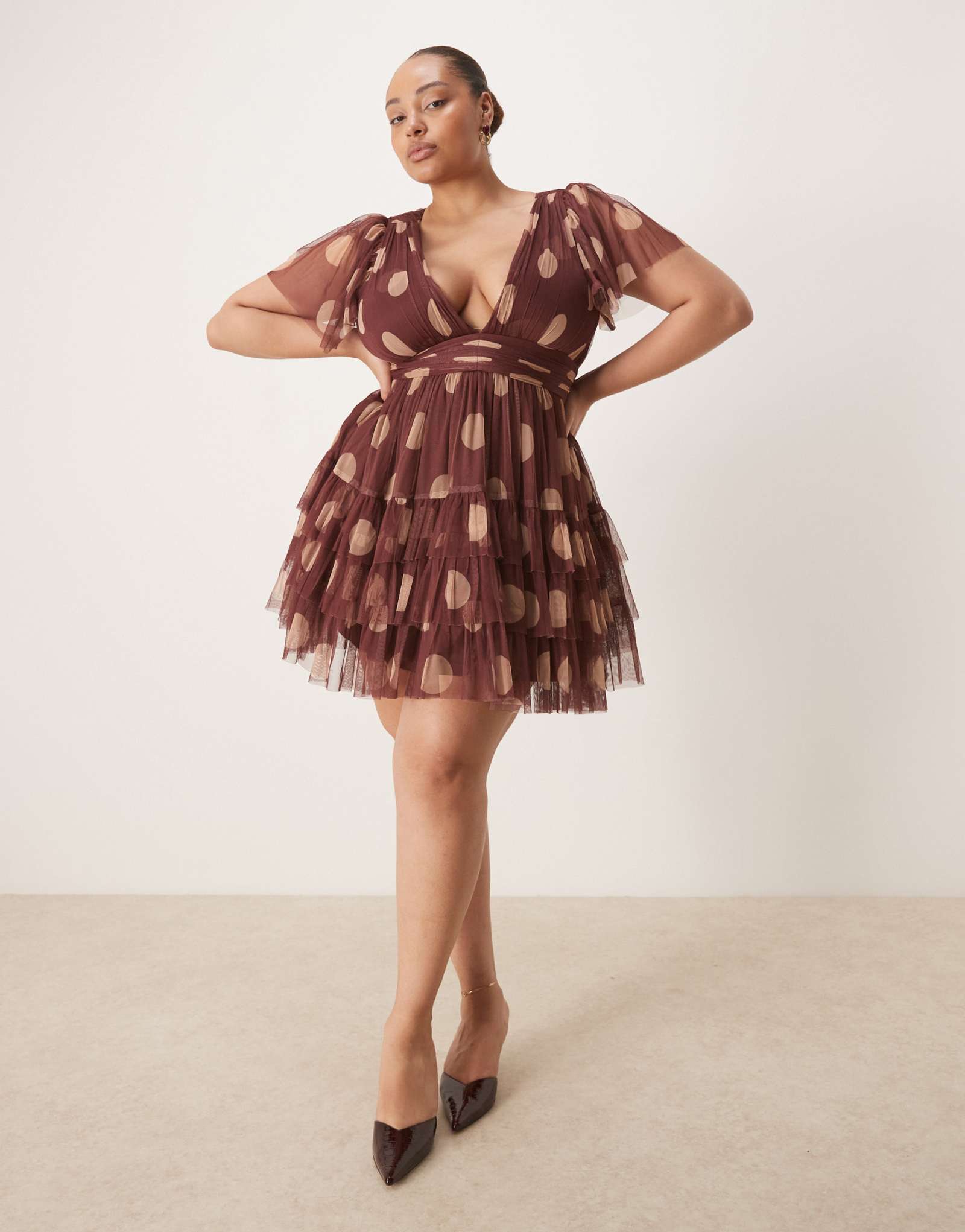 Многоярусное мини-платье из кружева и бисера плюс тюль с V-образным вырезом и рюшами в коричневый горошек