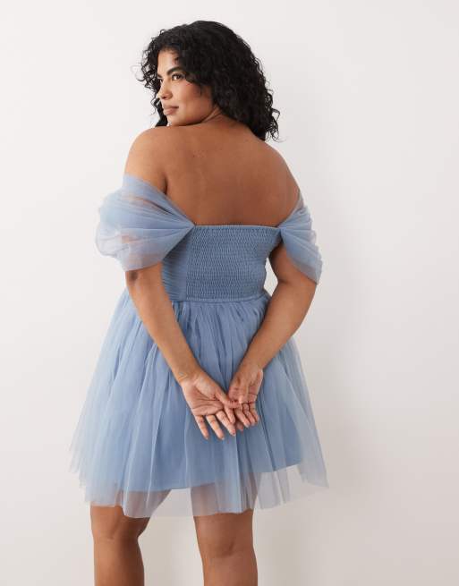 Lace & Beads Plus - Vestido corto azul acero con escote Bardot de tul, 2 de 4