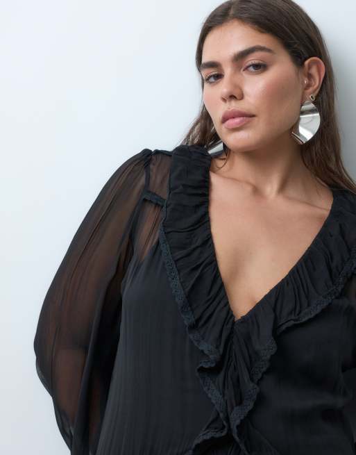 Lace & Beads Plus vestito lungo in chiffon con scollo profondo, maniche svasate e rifiniture con volant nero, 5 di 5