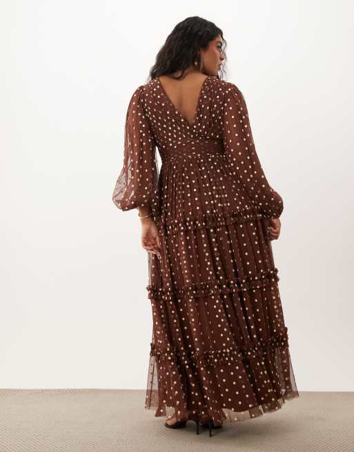 Lace & Beads Plus vestito lungo maxi in tulle trasparente con maniche a palloncino, scollo profondo e balze, a pois cioccolato e crema, 2 di 4