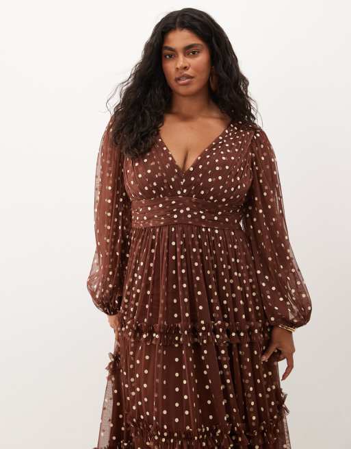 Lace & Beads Plus vestito lungo maxi in tulle trasparente con maniche a palloncino, scollo profondo e balze, a pois cioccolato e crema, 4 di 4