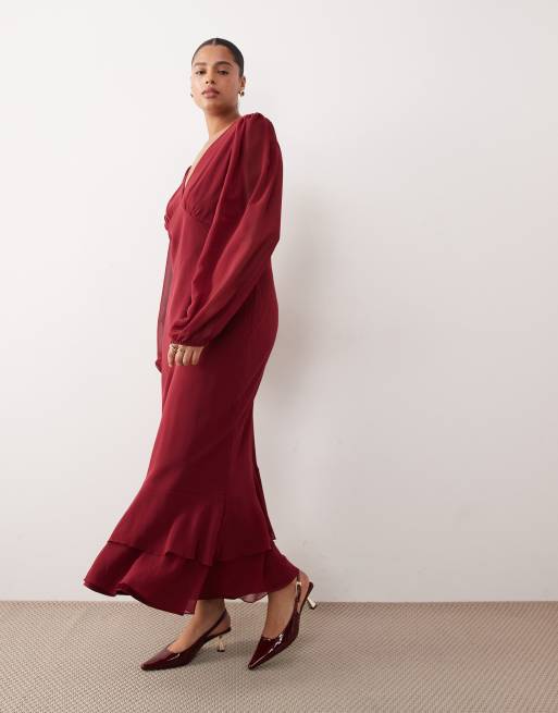 Lace & Beads Plus – Vinröd maxiklänning i chiffong med ballongärmar, djup ringning och volangfåll, 3 av 4