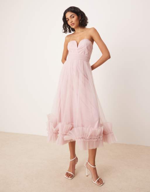 Lace & Beads – Pudroworóżowa tiulowa sukienka gorsetowa midaxi z falbanką u dołu