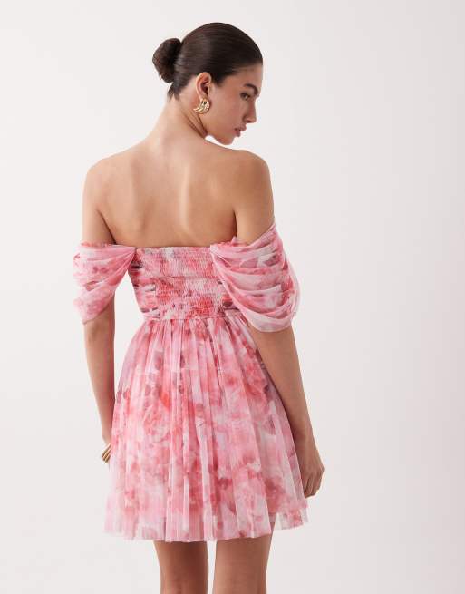 Lace & Beads - Robe courte en tulle à imprimé roses avec manches drapées et encolure Bardot - Rose, 4 de 4
