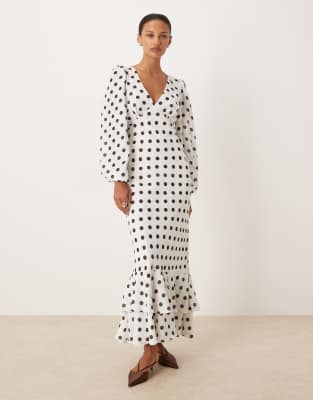 Robe longue à ourlet volanté et à manches longues - Blanc à pois 34
