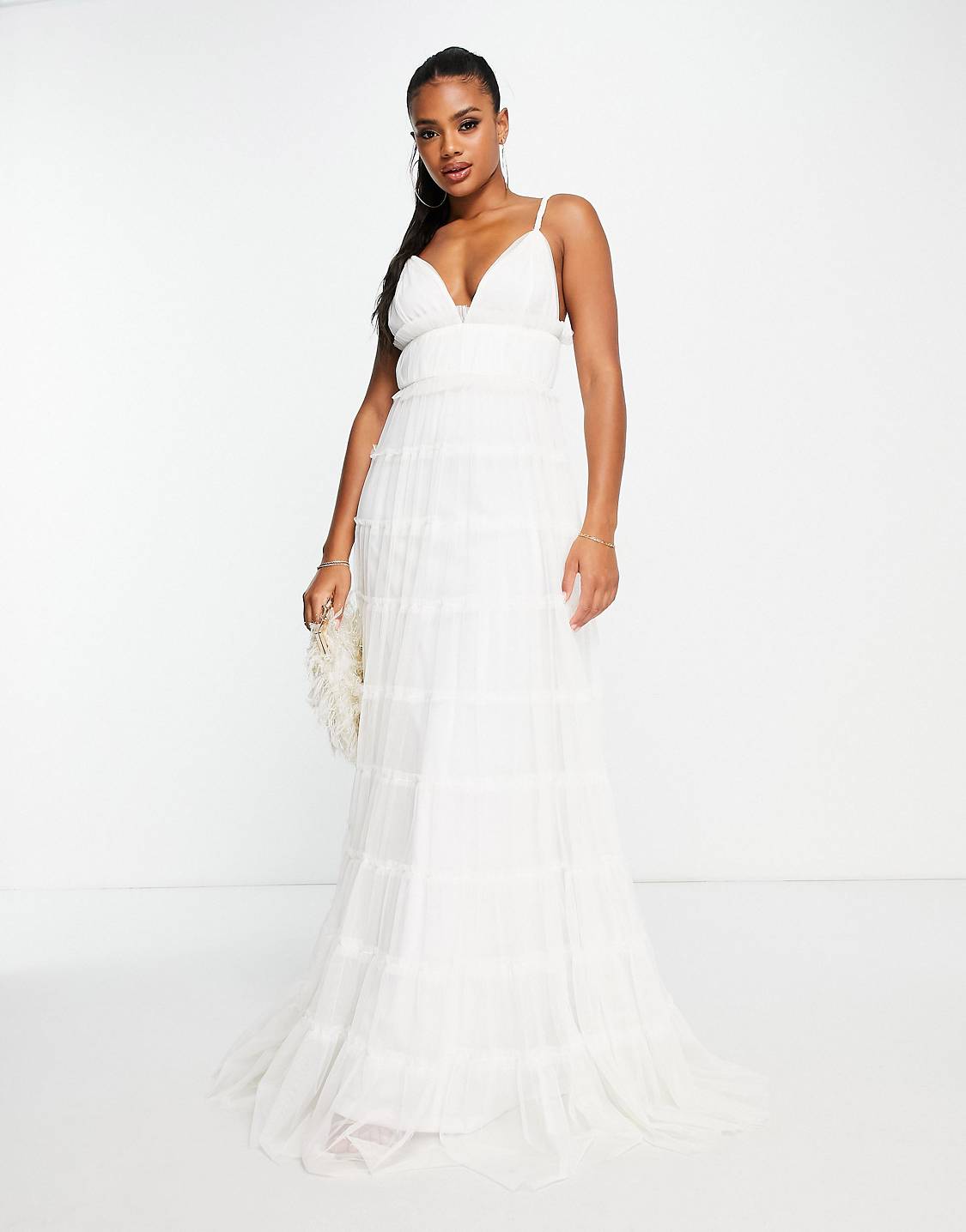 Lace & Beads – Robe longue à volants et décolleté plongeant – Blanc Robes de mariée The Wedding Explorer