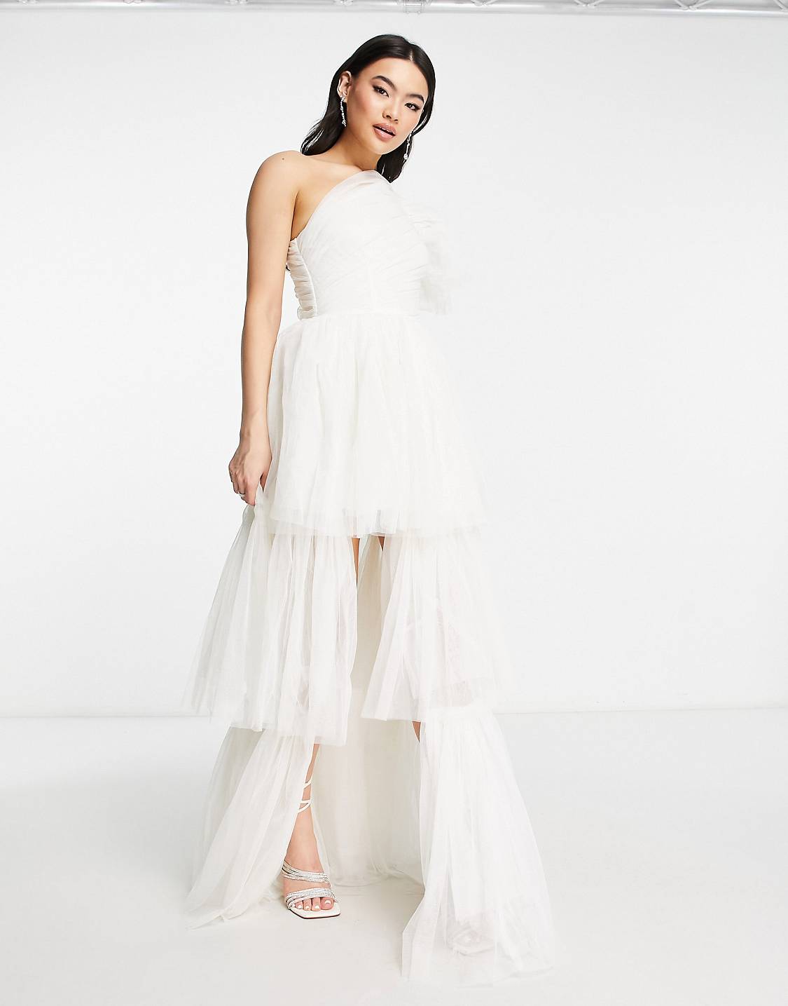 Lace & Beads – Robe longue asymétrique à fleurs avec ourlet à volants – Blanc Robes de mariée The Wedding Explorer
