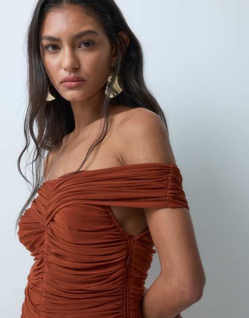 Lace & Beads robe longue en mesh épaules nues froncée à taille basse, coloris rouille, 2 de 5