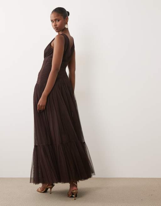 Lace & Beads robe longue en tulle sans manches à taille basse et ourlet à volants couleur chocolat, 3 de 4