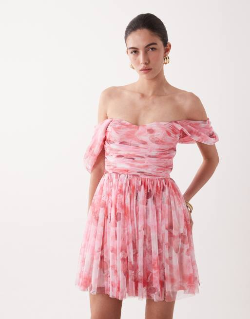 Lace & Beads – Rosa, rosmönstrad miniklänning i tyll med bardotringning och draperade ärmar, 3 av 4