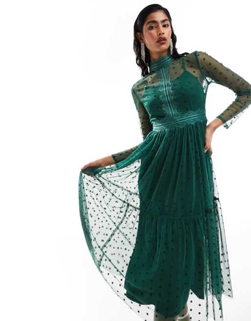 Lace & Beads – Smaragdgrön midaxiklänning i spets och tyll med hög krage