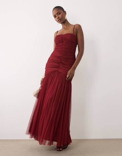 Lace & Beads strukturalna sukienka maxi na ramiączkach z detalem węzła, obniżoną talią i dołem typu fishtail w głębokim karminie - view 1