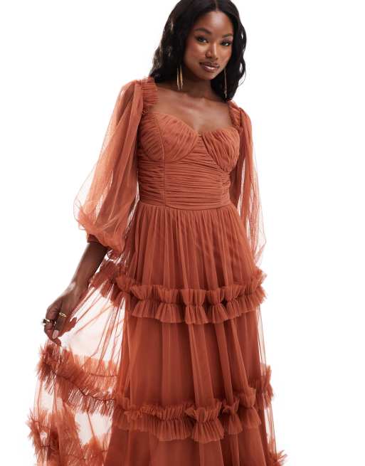 Lace & Beads – Sukienka maxi z długim rękawem i falbankami w różowym odcieniu terakoty