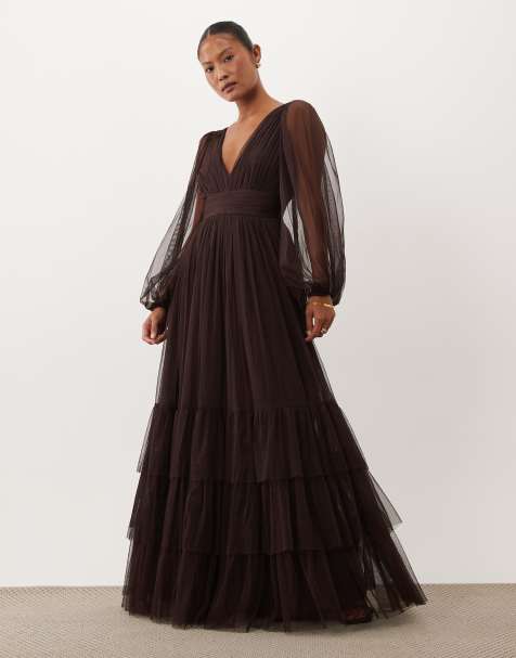Lace & Beads sukienka maxi z tiulu z przezroczystymi rękawami, głębokim dekoltem i warstwową spódnicą w kolorze czekoladowym - view 1