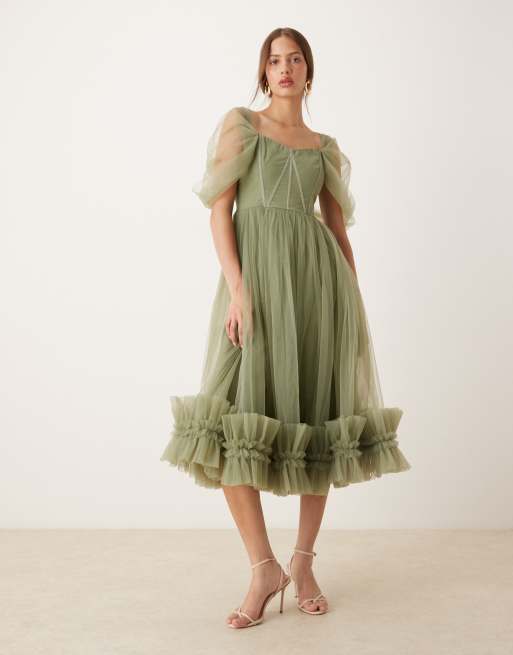 Lace & Beads – Tiulowa sukienka midaxi z odsłoniętymi ramionami w jasnym oliwkowym kolorze