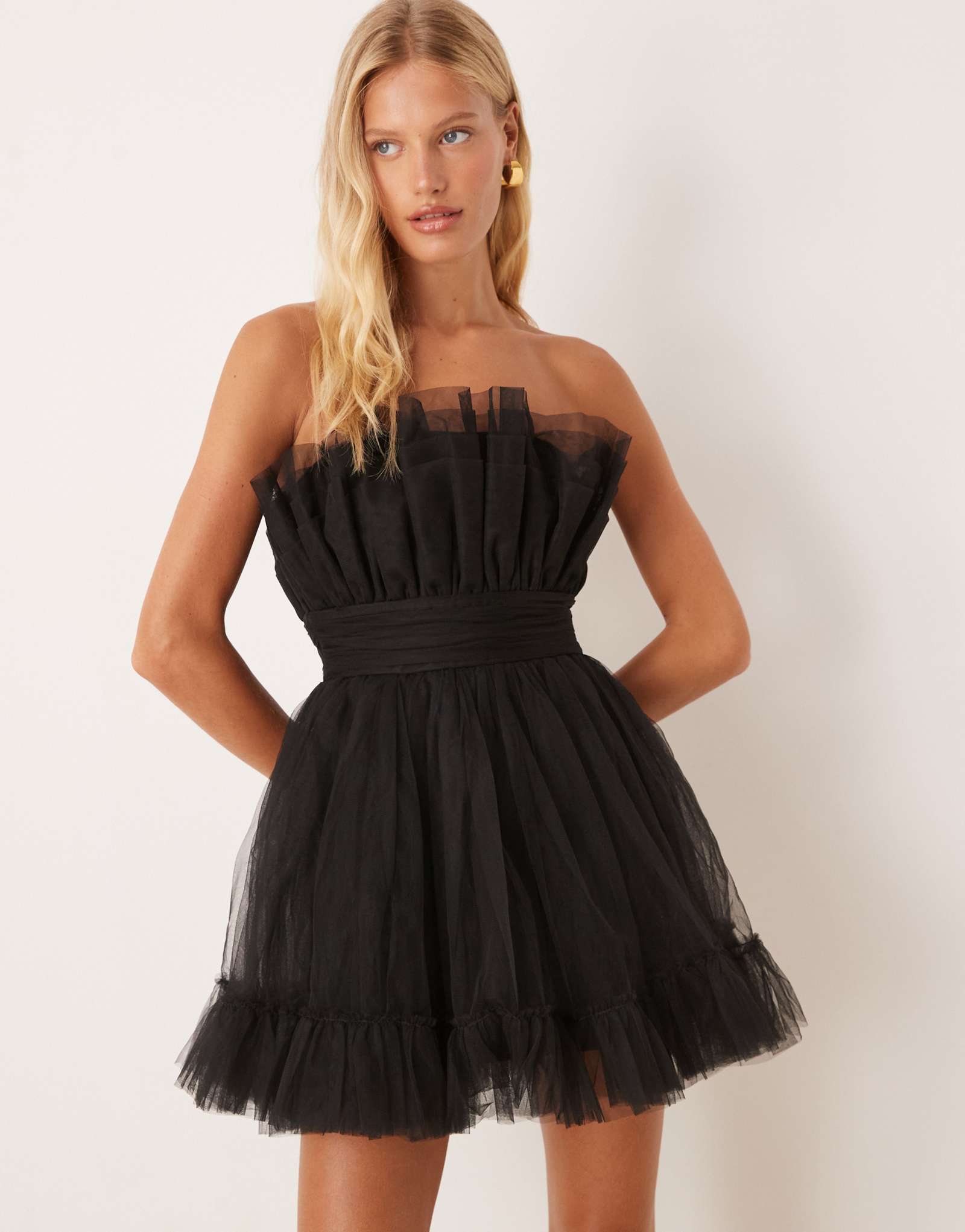 Мини-платье-бандо из тюля с кружевом и бисером черного цвета