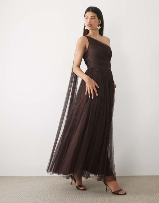 Lace & Beads - vestido maxi de tul con un hombro y cuello tipo pañuelo para dama de honor en chocolate, 1 de 4