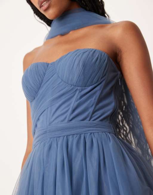 Lace & Beads - Vestito lungo a corsetto in tulle blu etereo con sciarpa sul collo, 2 di 4