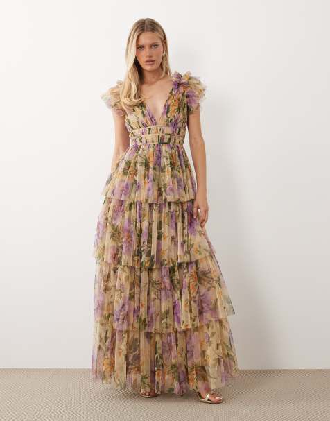 Lace & Beads – Warstwowa, tiulowa sukienka maxi z falbankami na ramionach, we wzór w fioletowe kwiaty - view 1