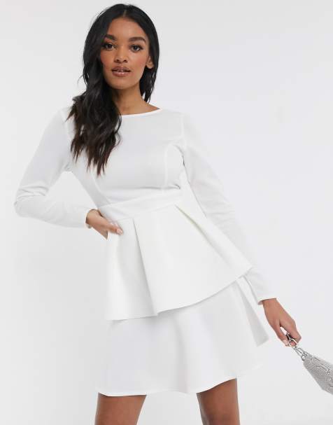 Laced In Love – Weißes Minikleid im Stufenlook mit Rückenausschnitt