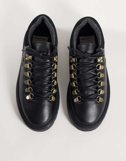 Lacoste baseshot winter shoe in black and gold, 2 of 4