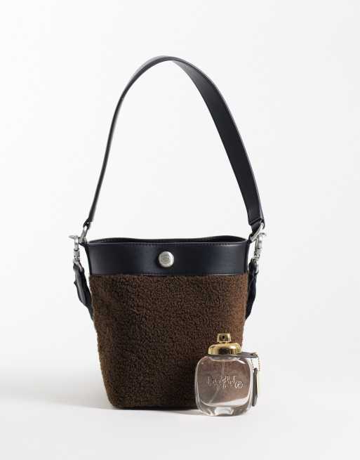 Lacoste borsa a secchiello in pile con dettaglio tennis e bordi a contrasto marrone, 3 di 4