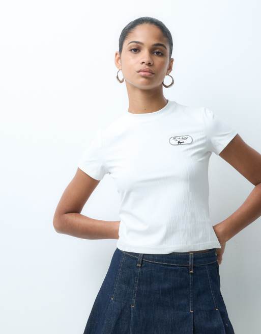 Lacoste - camiseta de canalé con detalle de insignia Tennis Heritage en blanco, 3 de 4