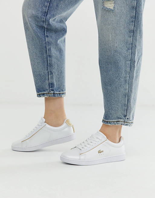 Tilsætningsstof Lima højt Lacoste Carnaby Evo 118 Sneakers in White With Gold Trims | ASOS