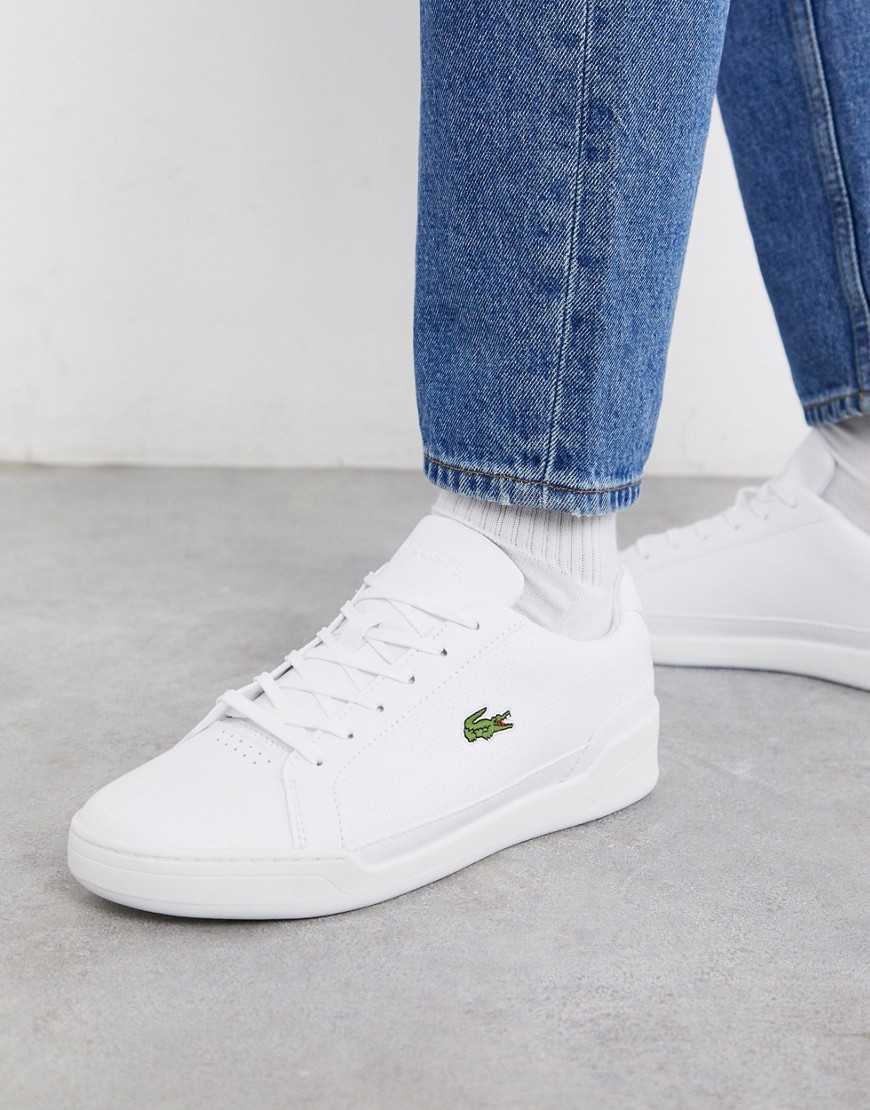 Lacoste - challenge sneakers i hvid perforeret læder