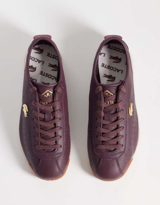 Lacoste club-low gumsole gold accent trainer in burgundy, 3 of 5