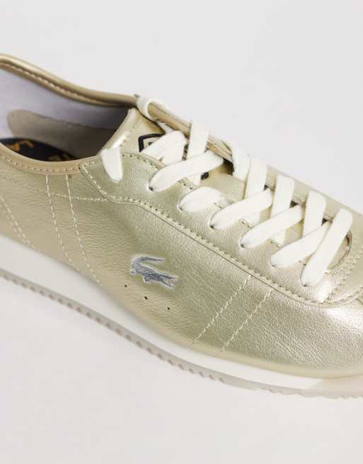 Lacoste – Club-Low – Sneaker in Gold mit Metallic-Logo, 3 von 5