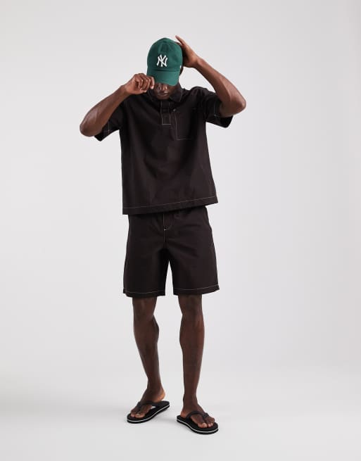 Lacoste - Coordinato marrone stile resort con cuciture a contrasto