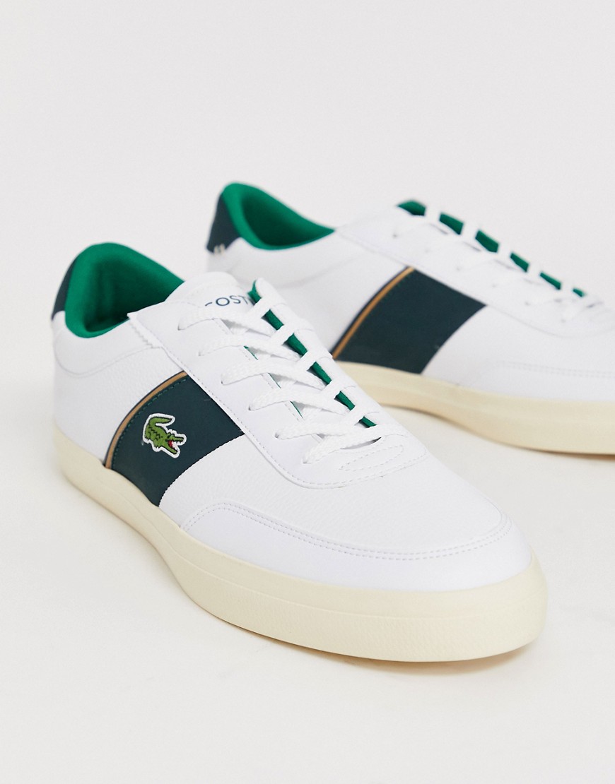 Lacoste – Courtmaster – Vita sneakers i läder med grön sidorand