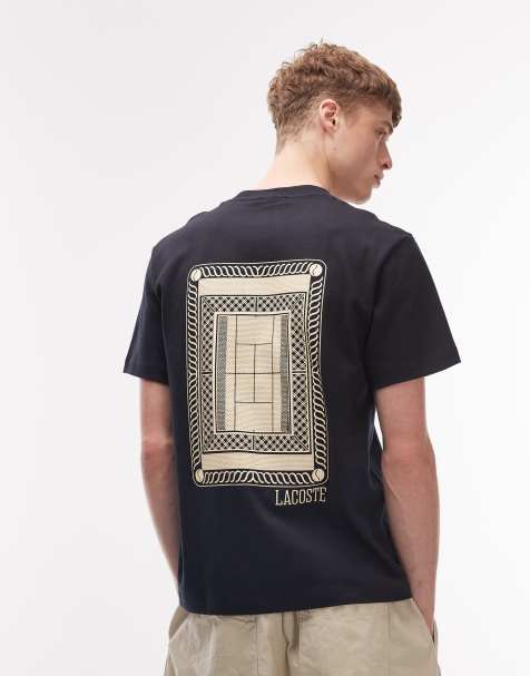 Lacoste – Czarny T-shirt z grafiką z kortem tenisowym na plecach - view 1