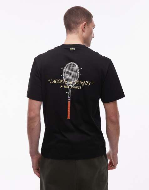 Lacoste – Czarny T-shirt z tenisowym nadrukiem na plecach - view 1