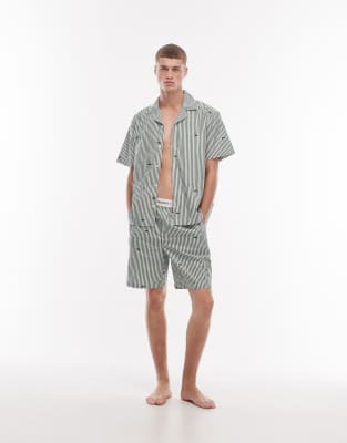 Lacoste - Ensemble de pyjama rayé avec chemise et short - Vert