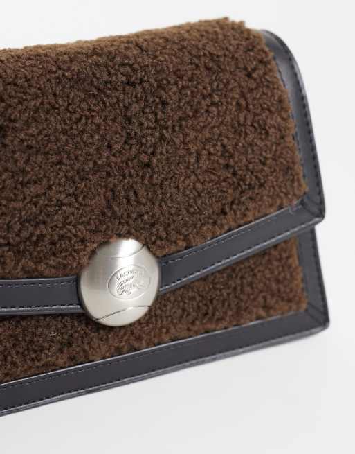 Lacoste Fleece-Umhängetasche mit Kontrastdetails in Braun, 3 von 4