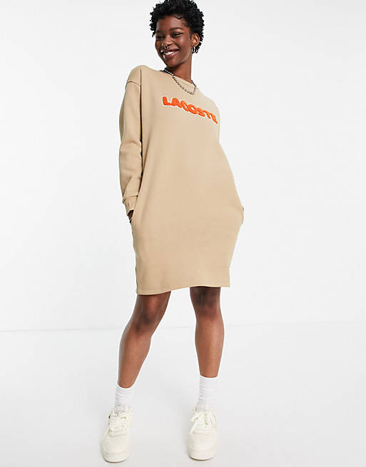 Lacoste – Hochgeschlossenes Pulloverkleid in Beige mit Logo | ASOS