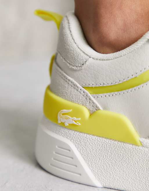 Lacoste – L002 – Flache Sneakers in Weiß und Gelb gemischt mit Bahnendesign, 3 von 4