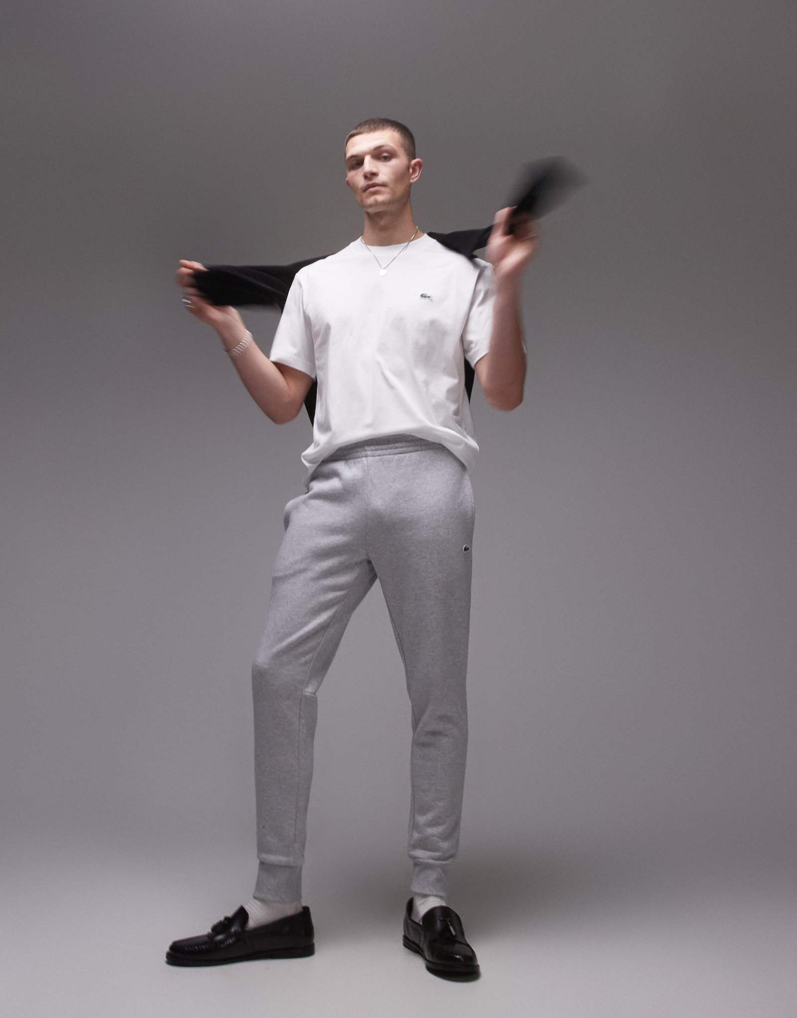 Узкие спортивные брюки с логотипом Lacoste серого цвета