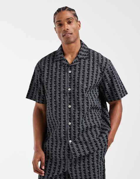 Lacoste – Lounge-Hemd in Schwarz mit Monogramm-Muster - view 1